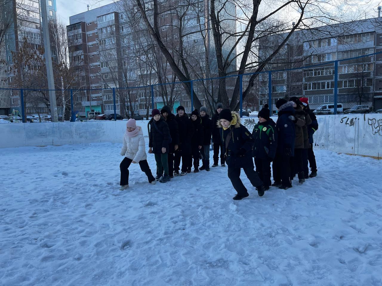 Зимние забавы с Дедом Морозом и Снегурочкой.