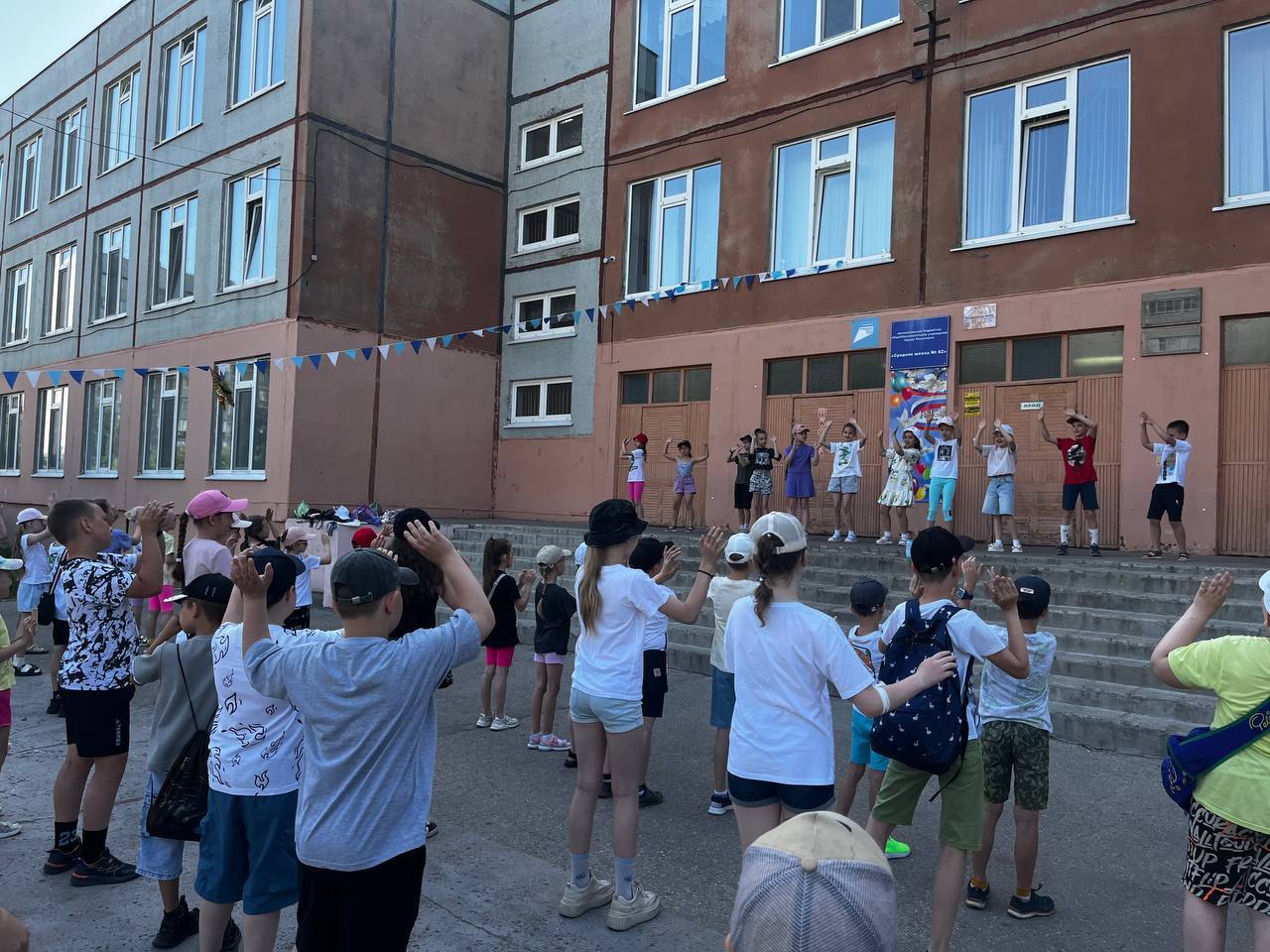 День друзей в летнем школьном лагере..