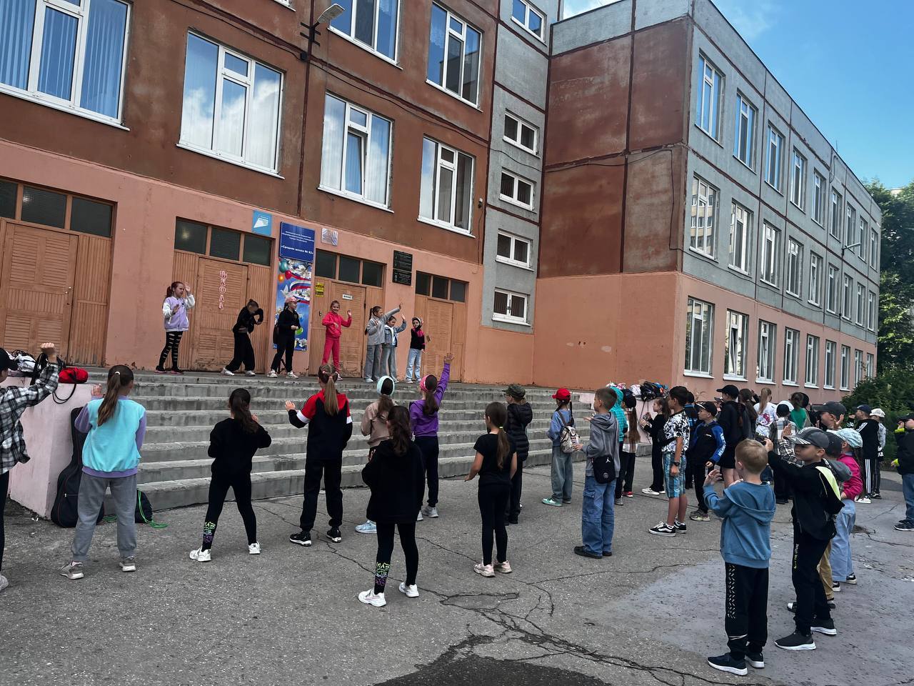 День здоровья и спорта в школьном летнем лагере.
