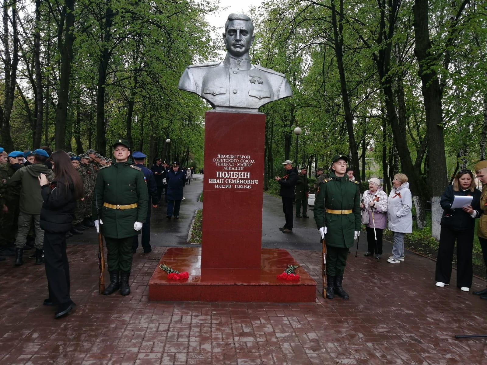 Торжественное возложение цветов к монументу.